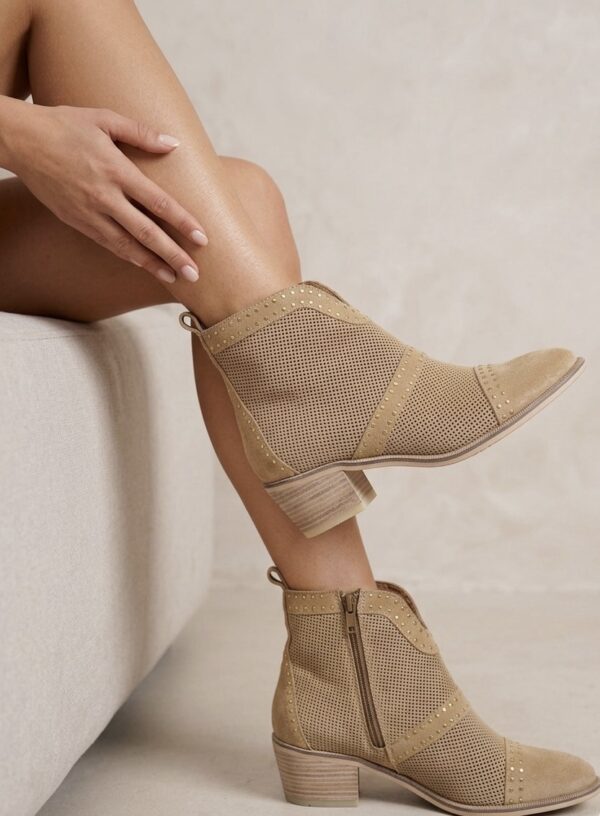 Bottine beige à clous